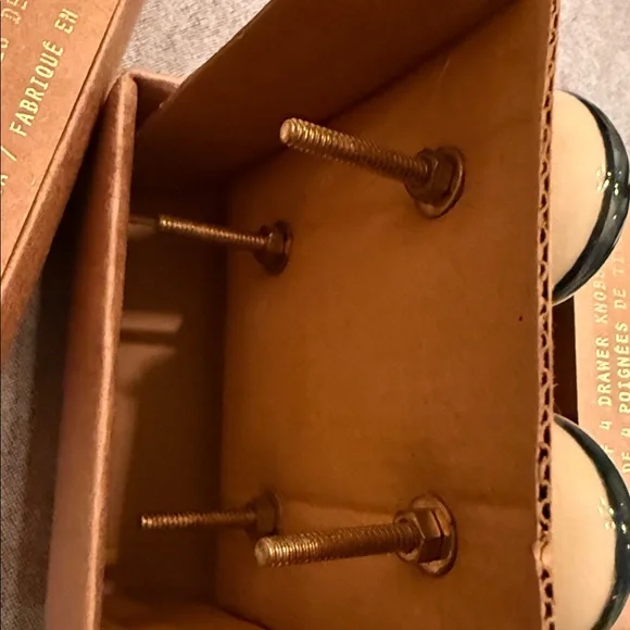 8 drawer knobs - Picture 3 of 5